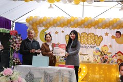 Giving gifts to orphans and disadvantaged children and disabled people